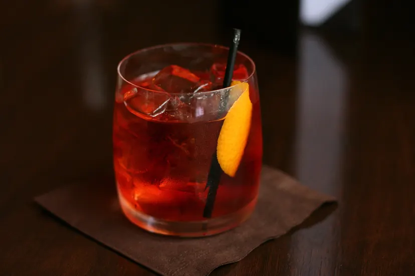 Un Negroni con scorza d'arancia (foto di repertorio)
