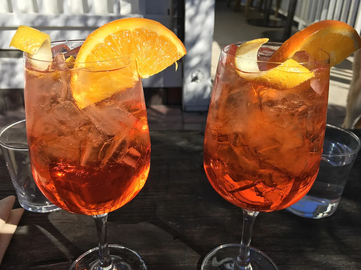 Due bicchieri di Aperol Spritz con fetta d'arancia (foto di repertorio)