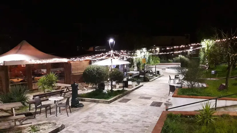 I gazebo e le luci a filo del parco di Heaven di sera